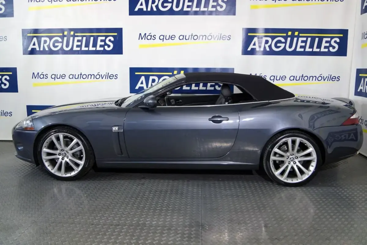 Usado Jaguar XK 298 CV (219 kW) 2006 Gris Descapotable