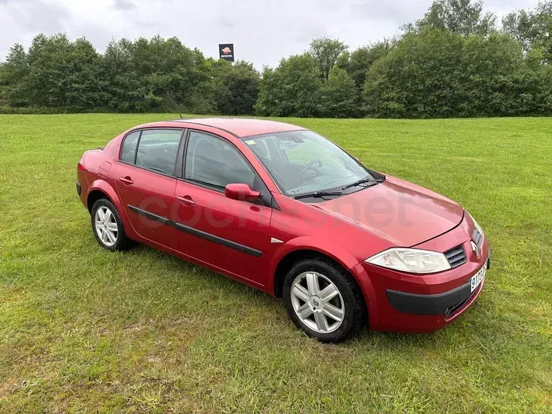 Usado Renault Mégane Authentique 100 CV (73 kW) 2005 Granate Berlina