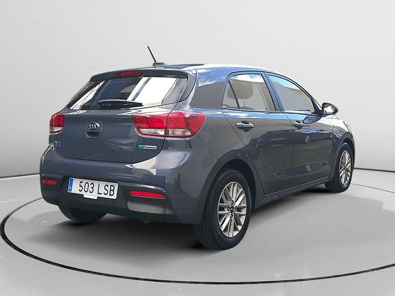 Usado Kia Rio 101 CV (74 kW) 2021 Gris Berlina