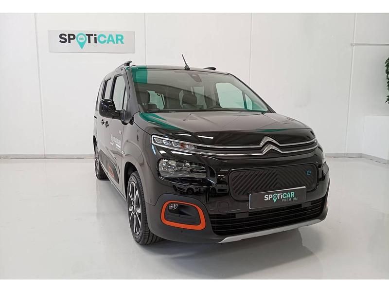 Begagnad Citroën Berlingo Shine 100 kW (136 HK) 2023 Svart Minibuss