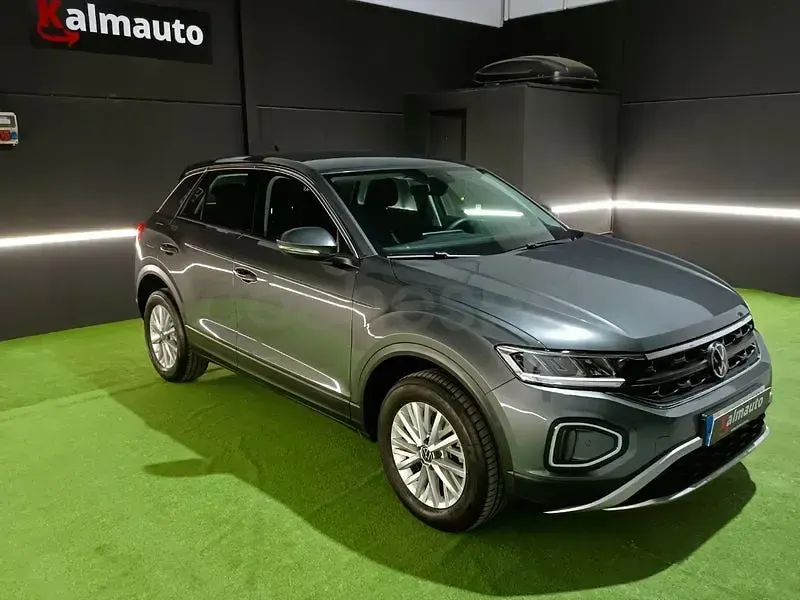 Usado VW T-Roc 110 CV (80 kW) 2023 Gris / plata SUV