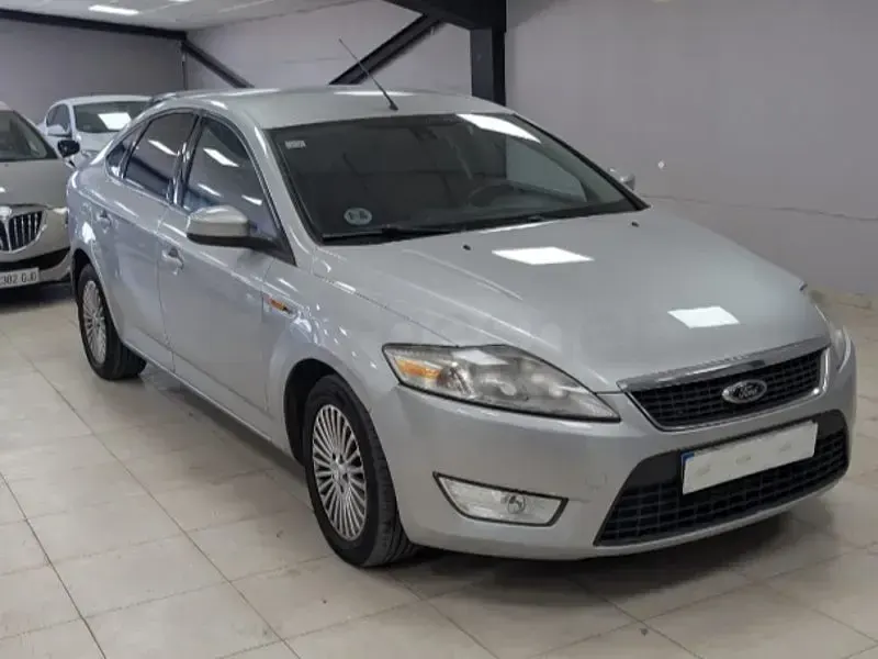 Usado Ford Mondeo Trend 140 CV (102 kW) 2008 Gris / plata Berlina