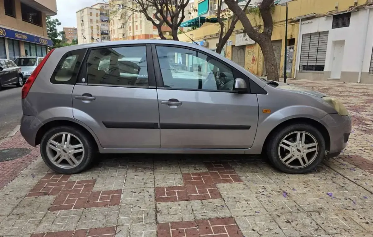 Usado Ford Fiesta Ghia 90 CV (66 kW) 2005 Azul Utilitario