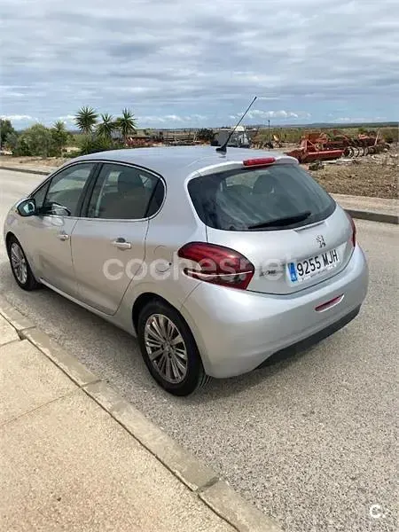 Usado Peugeot 208 Style 110 CV (80 kW) 2015 Gris / plata Utilitario