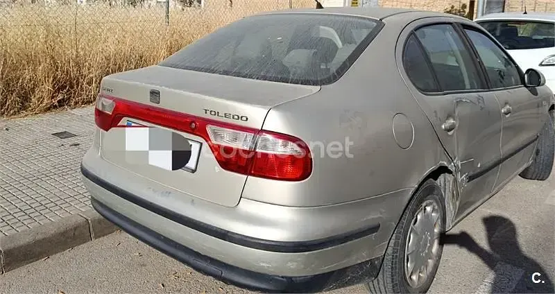 Usado Seat Toledo Stella 105 CV (77 kW) 2004 Beige Berlina