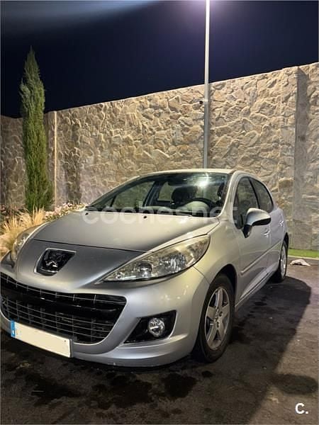 Gris / plata Usado 2012 Peugeot 207 Active Berlina | 5499 € (Buen precio) - Imagen 1/4