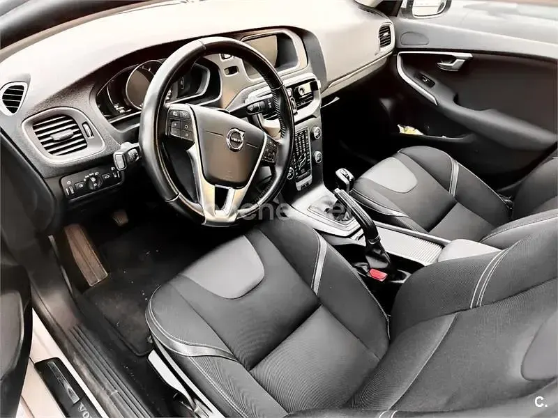 Usado Volvo V40 Momentum 150 CV (110 kW) 2017 Blanco Berlina