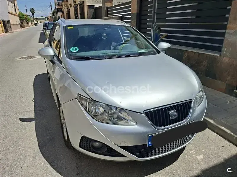 Usado Seat Ibiza ST Style 85 CV (62 kW) 2011 Gris / plata Familiar