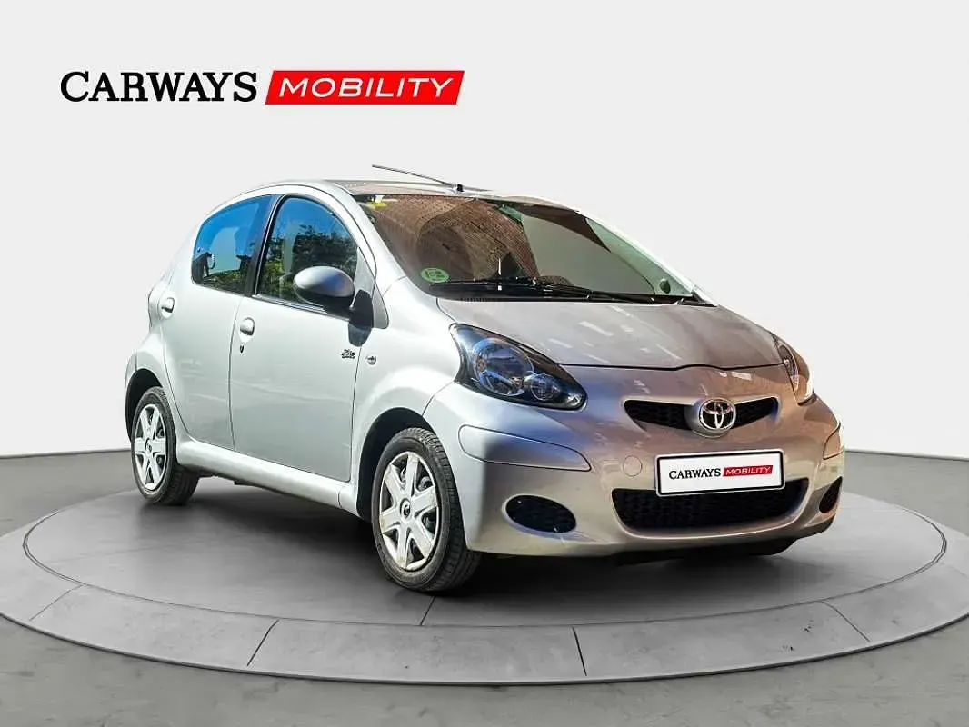 Usado Toyota Aygo 68 CV (50 kW) 2010 Gris Utilitario