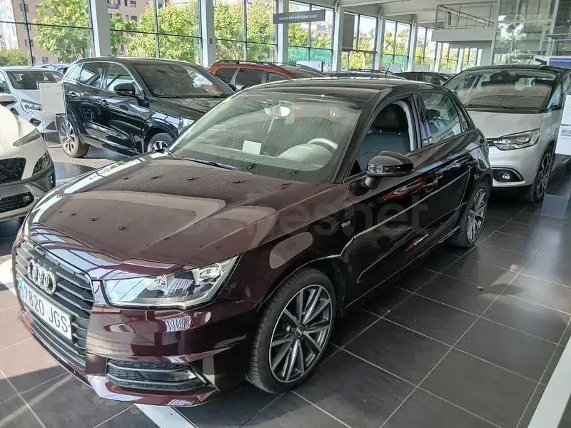 Usado Audi A1 Sportback 95 CV (69 kW) 2015 Granate Utilitario