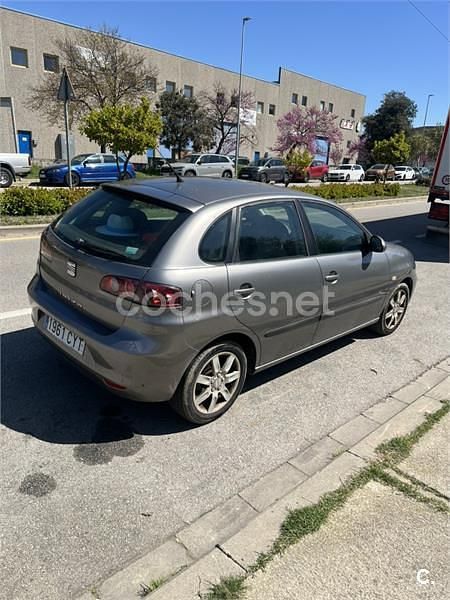 Usado Seat Ibiza Stylance 100 CV (73 kW) 2004 Gris / plata Utilitario