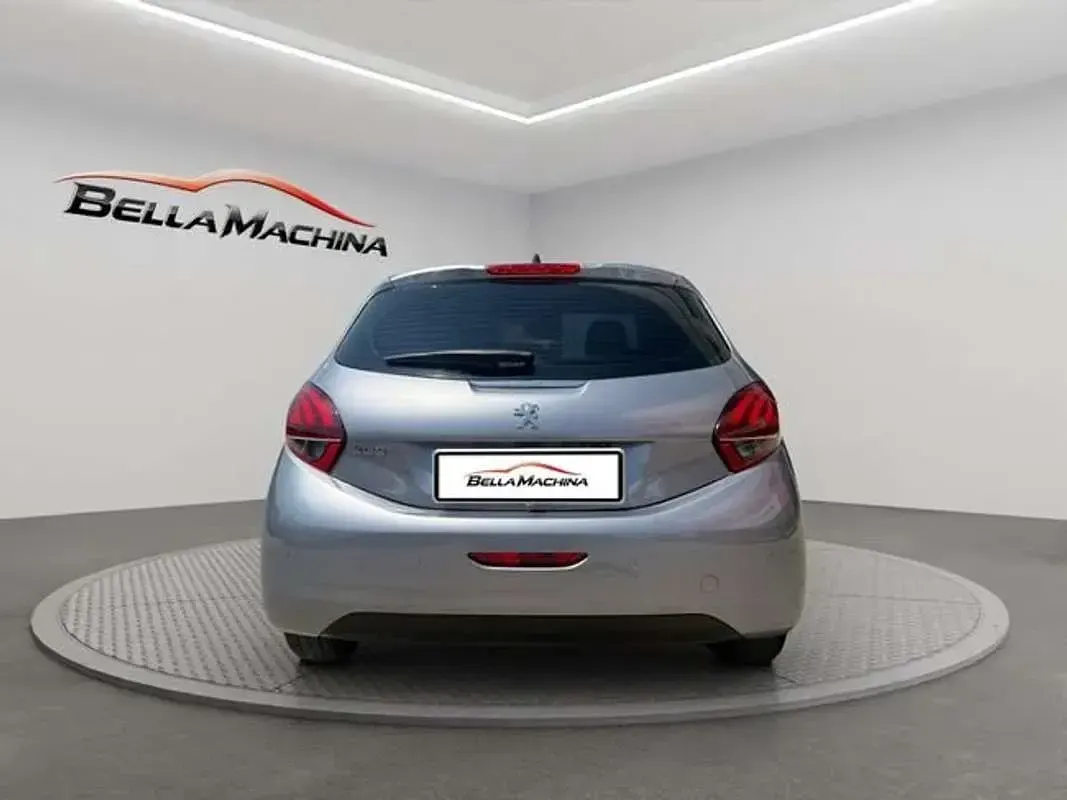 Usado Peugeot 208 Signature Sky 83 CV (61 kW) 2019 Gris Utilitario