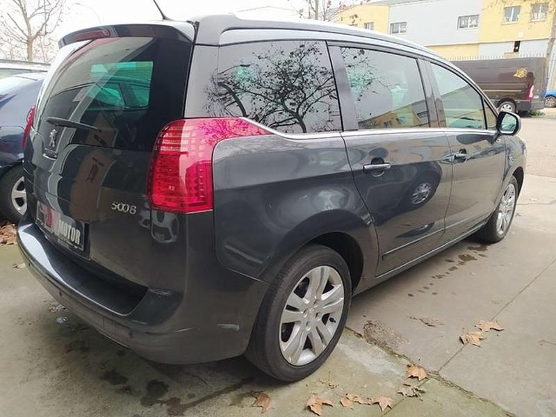 Usado Peugeot 5008 Allure 120 CV (88 kW) 2016 Gris / plata Monovolumen