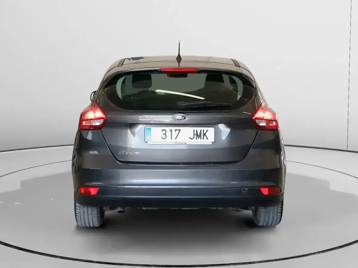 Usado Ford Focus Trend+ 120 CV (88 kW) 2016 Gris Berlina
