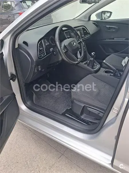 Usado Seat Leon Reference 105 CV (77 kW) 2014 Gris / plata Berlina