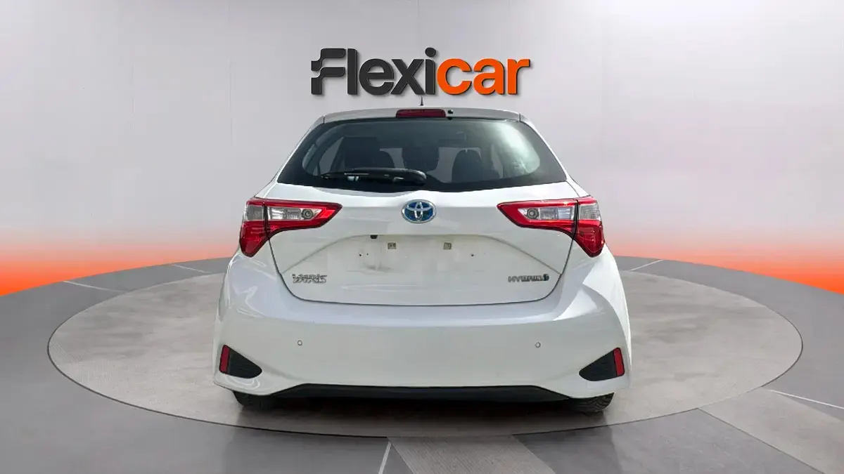 Usado Toyota Yaris Hybrid Business Edition 116 CV (85 kW) 2020 Blanco Berlina