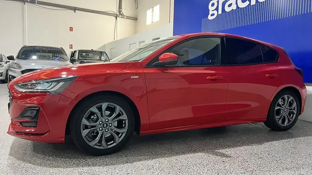 Usado Ford Focus ST-Line 115 CV (84 kW) 2025 Rojo race Berlina