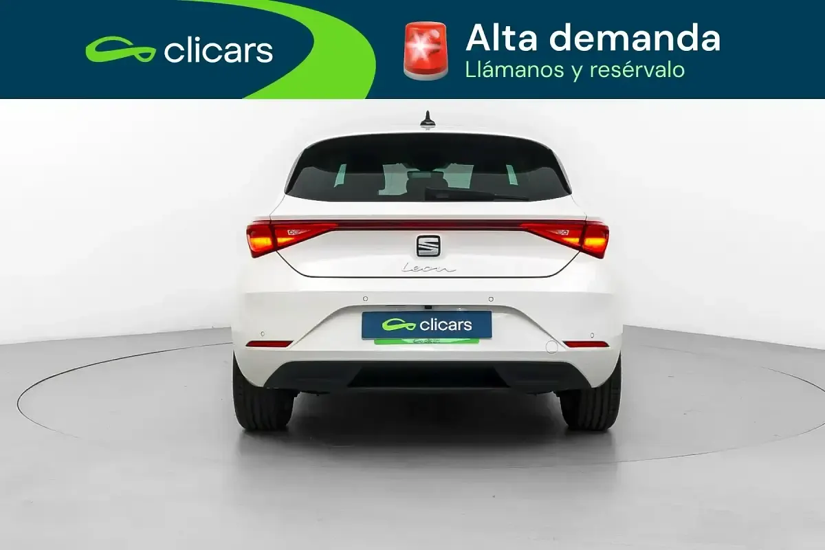 Usado Seat Leon Style 110 CV (80 kW) 2021 Blanco Berlina