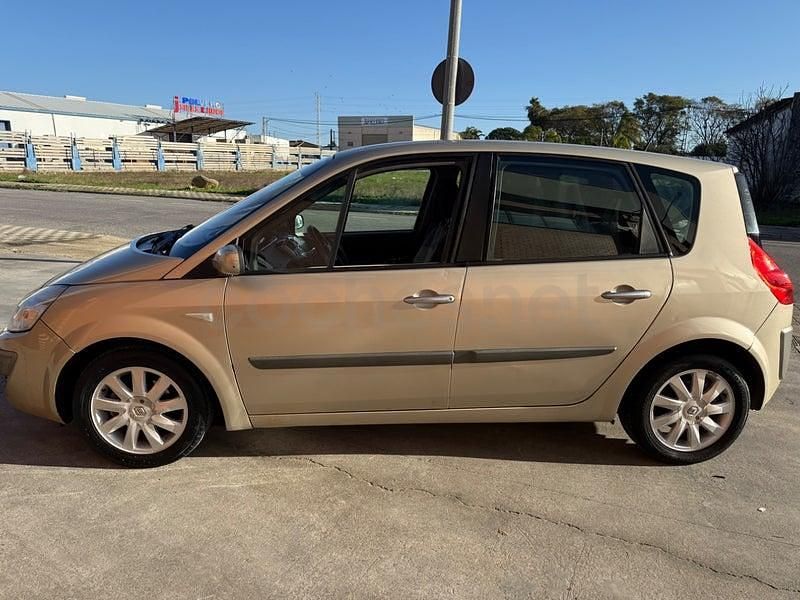 Usado Renault Scénic II Dynamique 110 CV (80 kW) 2006 Marrón Monovolumen