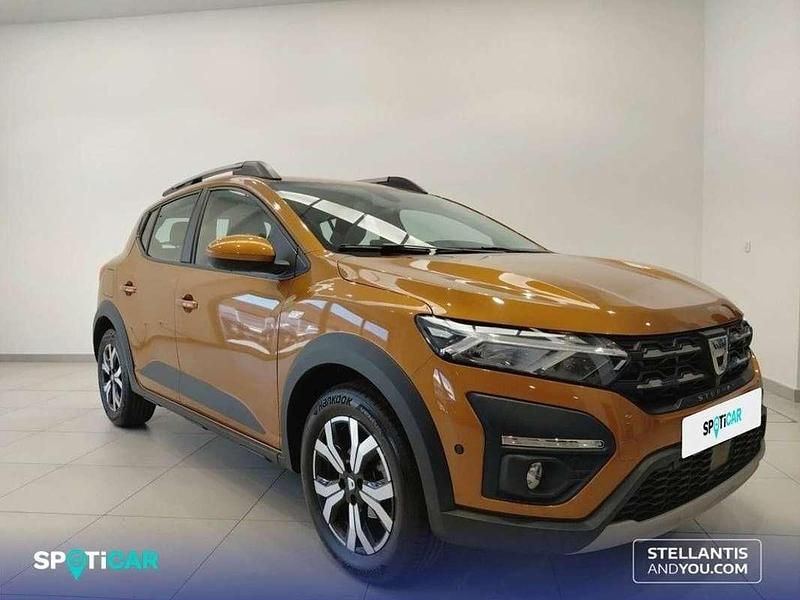 Usado Dacia Sandero Expression 91 CV (66 kW) 2022 Naranja Utilitario