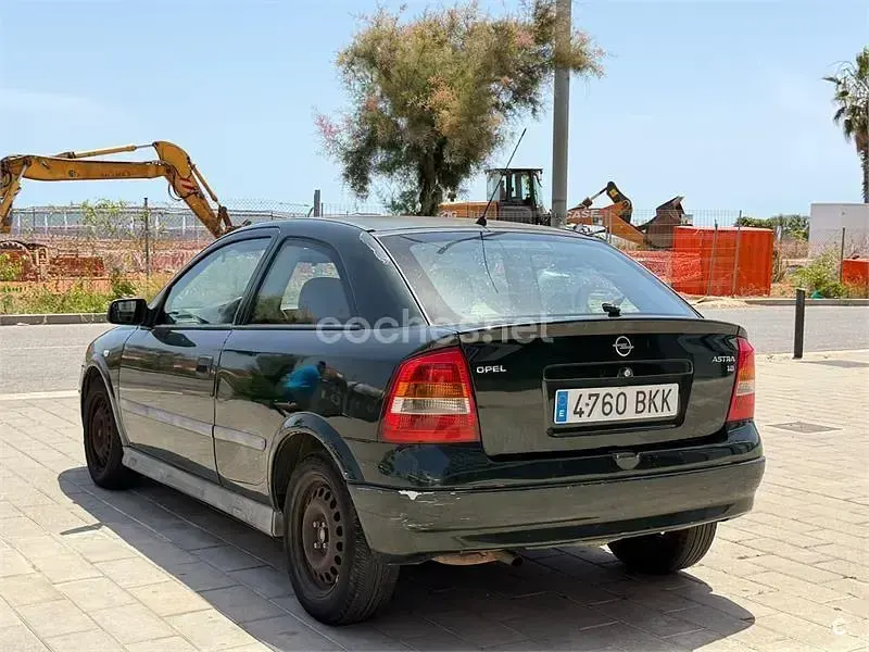 Usado Opel Astra Comfort 100 CV (73 kW) 2001 Verde Berlina