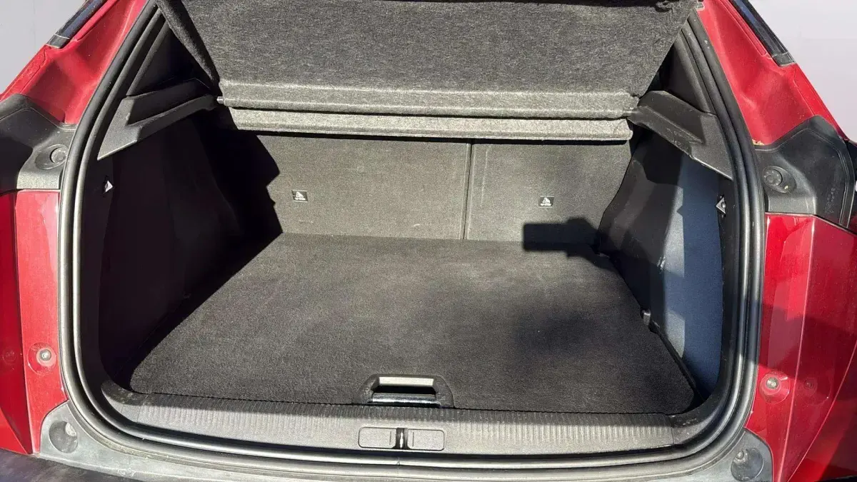Usado Peugeot 2008 Allure 130 CV (95 kW) 2023 Granate SUV