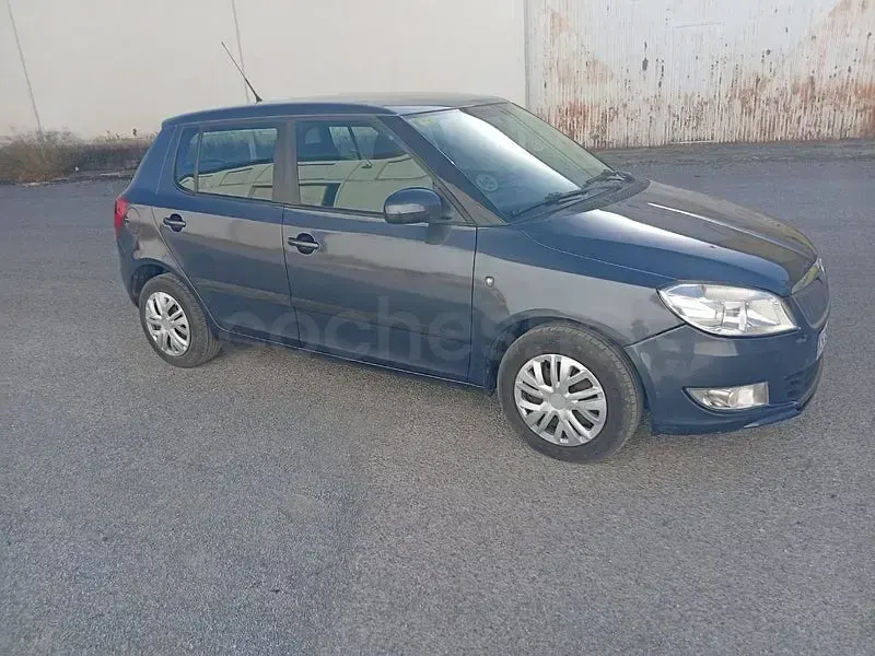 Usado Skoda Fabia Ambition 75 CV (55 kW) 2012 Azul Berlina