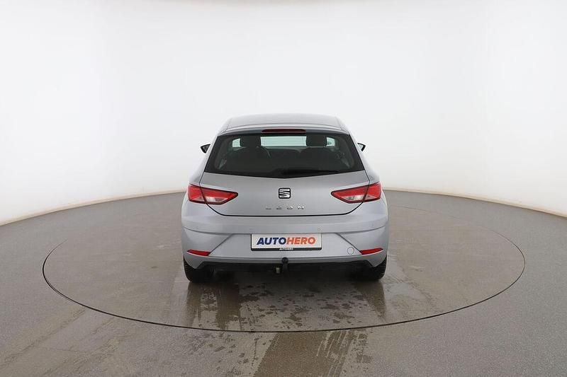 Usado Seat Leon Style 110 CV (80 kW) 2018 Gris Berlina