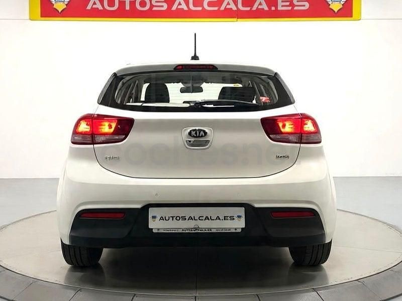 Usado Kia Rio 90 CV (66 kW) 2018 Blanco Berlina