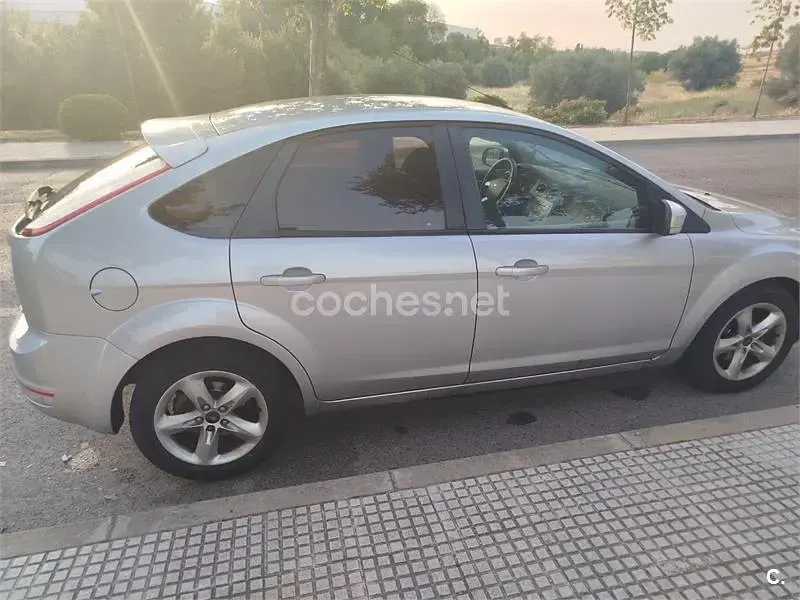 Usado Ford Focus Trend 90 CV (66 kW) 2009 Gris / plata Berlina