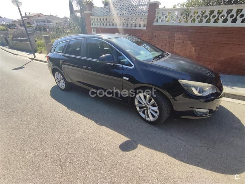 Usado Opel Astra Sport 160 CV (117 kW) 2011 Negro Familiar