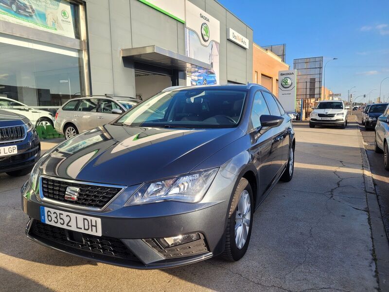 Usado Seat Leon Style 115 CV (84 kW) 2019 Gris Familiar