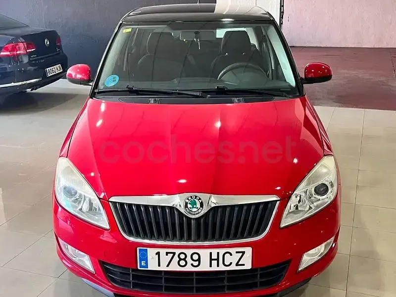 Usado Skoda Fabia Ambition 60 CV (44 kW) 2011 Rojo Berlina
