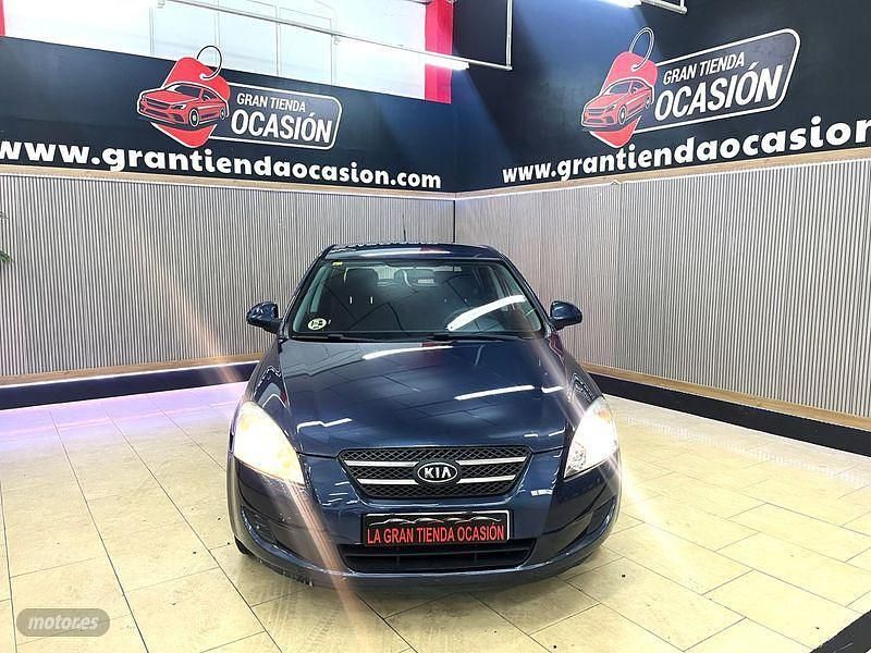 Usado Kia Ceed 90 CV (66 kW) 2008 Azul Utilitario