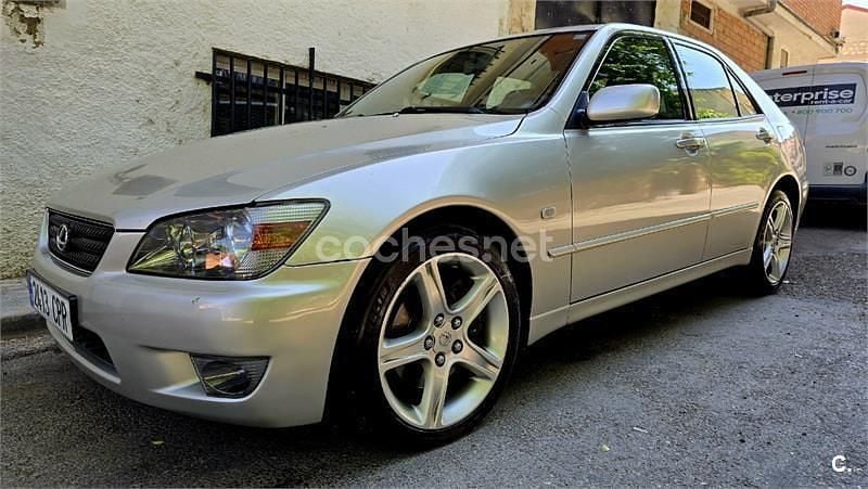 Gris / plata Usado 2003 Lexus IS200 Luxury Line Berlina | 5900 € - Imagen 1/4