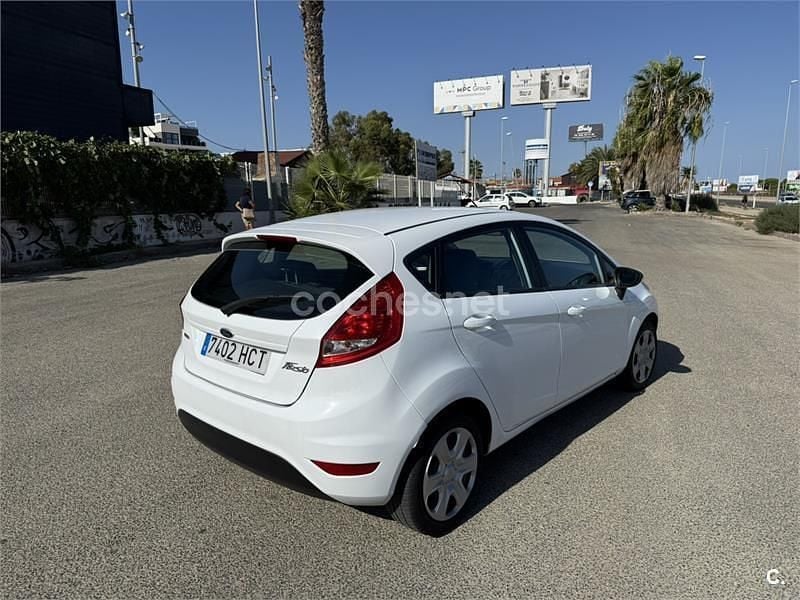 Blanco Usado 2011 Ford Fiesta Titanium Utilitario | 5200 € (Precio justo) - Imagen 1/4
