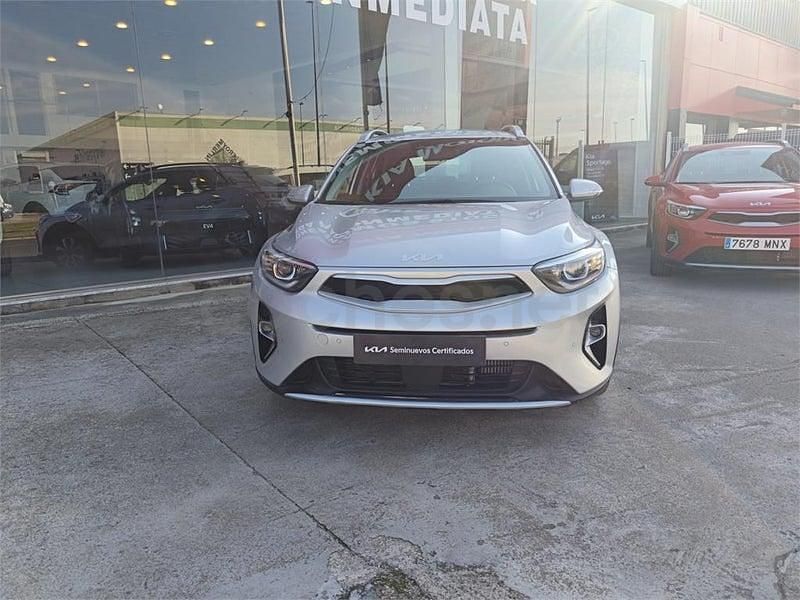 Usado Kia Stonic 100 CV (73 kW) 2024 Gris / plata SUV