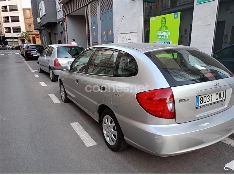 Usado Kia Rio 81 CV (59 kW) 2004 Blanco Berlina