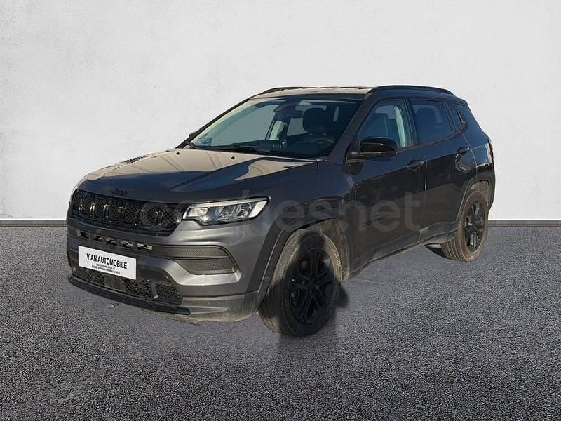 Usado Jeep Compass Night Eagle 130 CV (95 kW) 2022 Gris / plata SUV