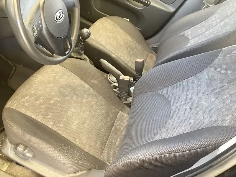 Usado Kia Rio Active 97 CV (71 kW) 2010 Negro Berlina