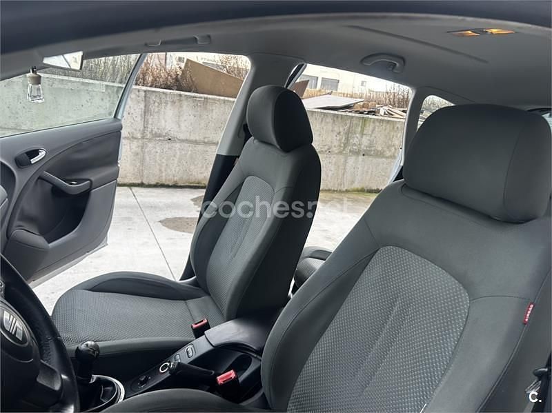 Usado Seat Toledo Sport 105 CV (77 kW) 2006 Gris / plata Berlina