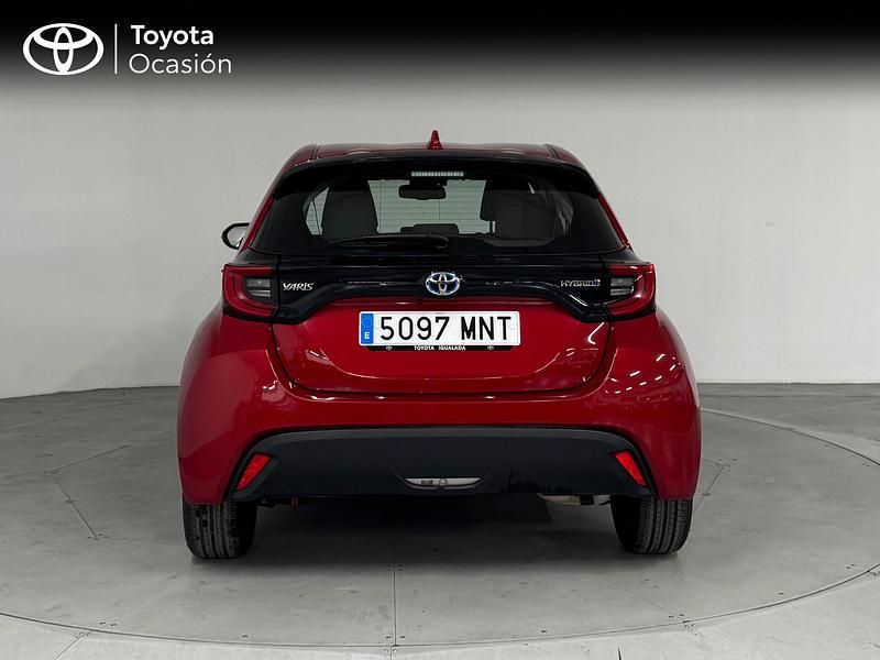 Usado Toyota Yaris Hybrid Active 116 CV (85 kW) 2024 Rojo Berlina