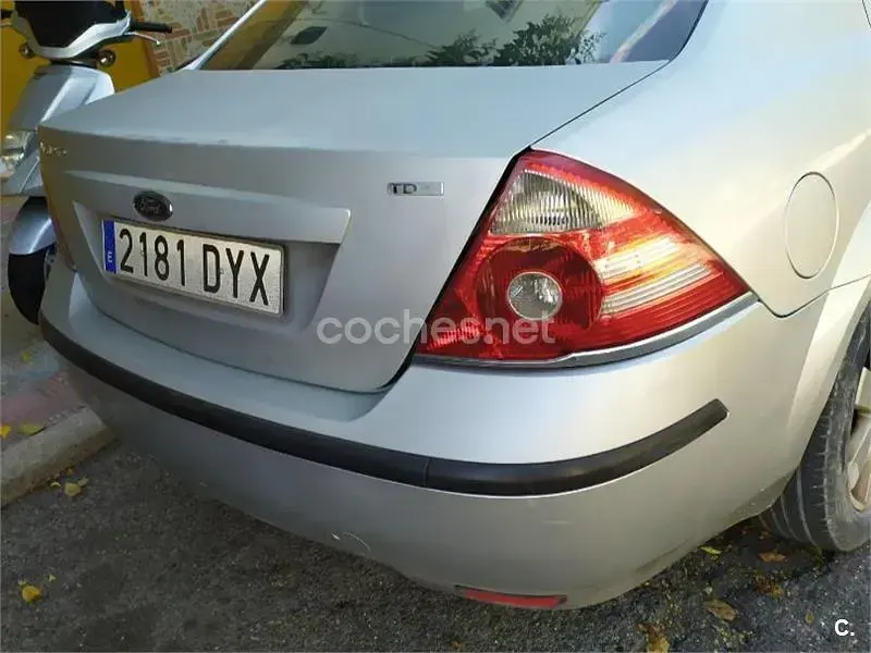 Usado Ford Mondeo Trend 115 CV (84 kW) 2006 Gris / plata Berlina
