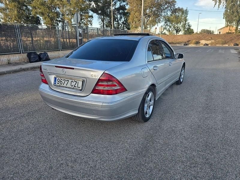 Usado Mercedes C220 Avantgarde 150 CV (110 kW) 2004 Gris / plata Berlina