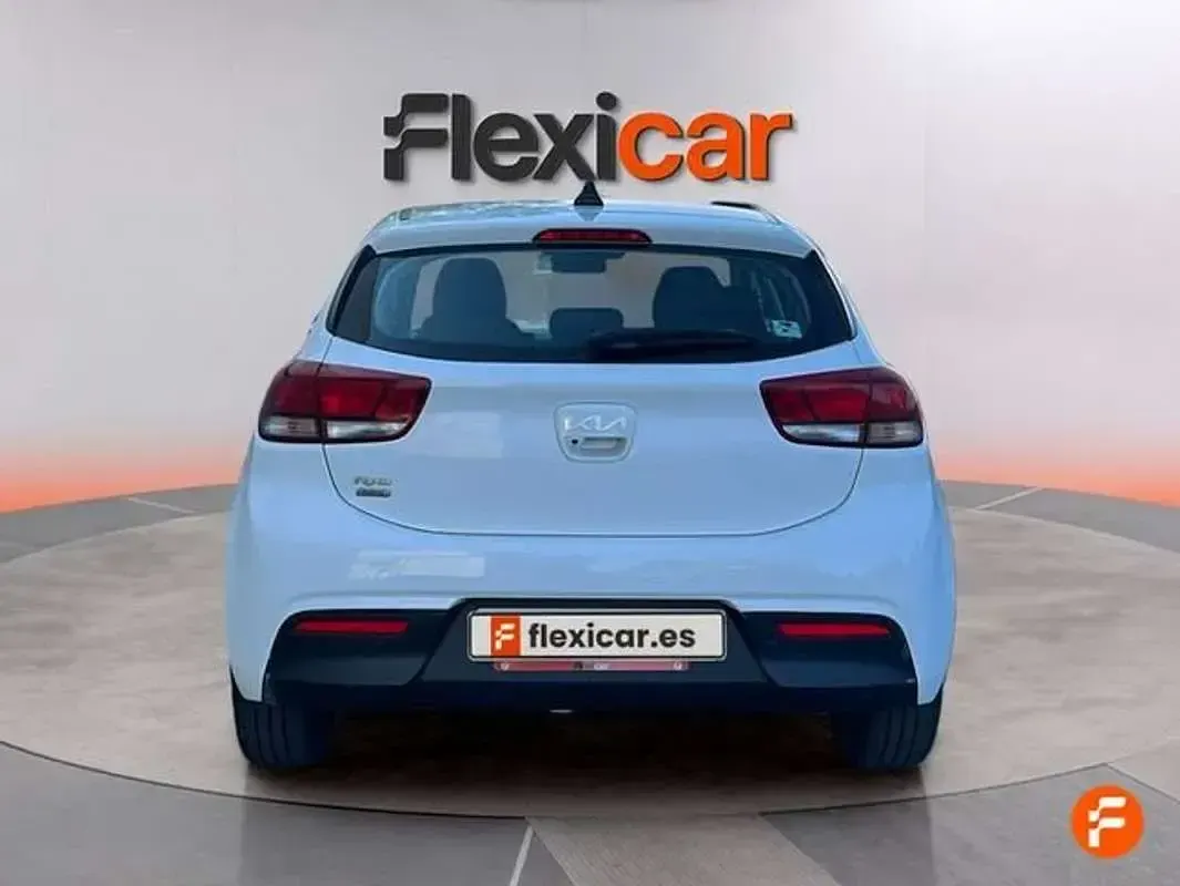 Usado Kia Rio 120 CV (88 kW) 2023 Blanco Berlina