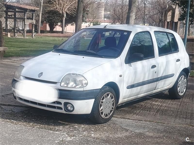 Usado Renault Clio II 60 CV (44 kW) 2001 Blanco Berlina