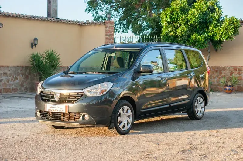 Usado Dacia Lodgy Lauréate 116 CV (85 kW) 2015 Gris / plata Monovolumen
