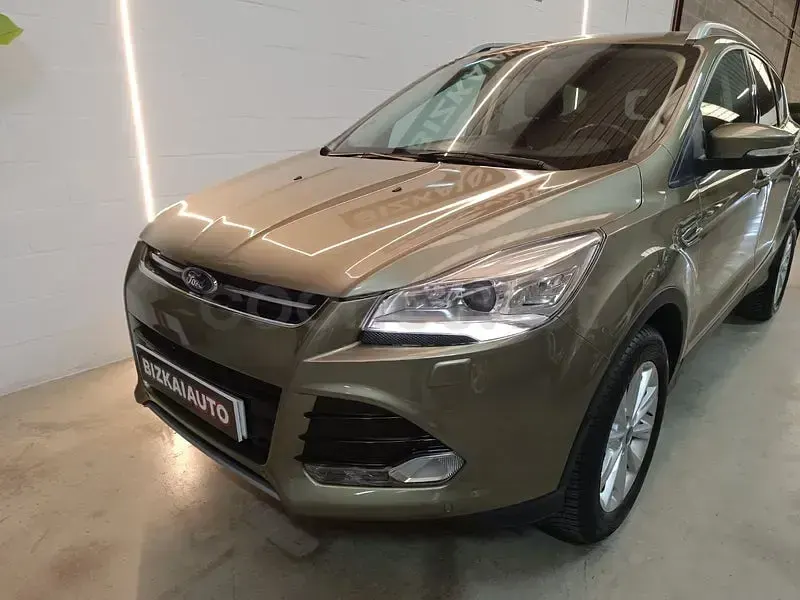 Usado Ford Kuga Titanium 120 CV (88 kW) 2015 Verde SUV