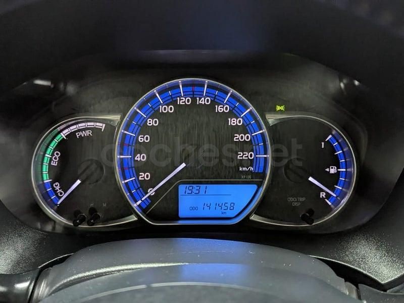 Usado Toyota Yaris Hybrid Active 100 CV (73 kW) 2015 Blanco Berlina