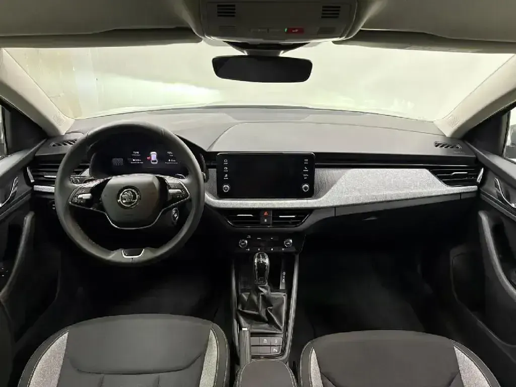 Usado Skoda Scala Selection 115 CV (84 kW) 2025 Gris Utilitario